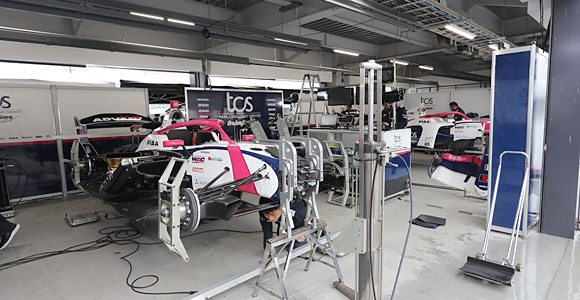 マシンの整備は、取扱説明書を見ながらしているの？