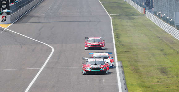 ストレートで2台のレーシングカーが前後にならんで走っていると、後ろの車がミルミル速くなって前の車を追い抜いていくよ