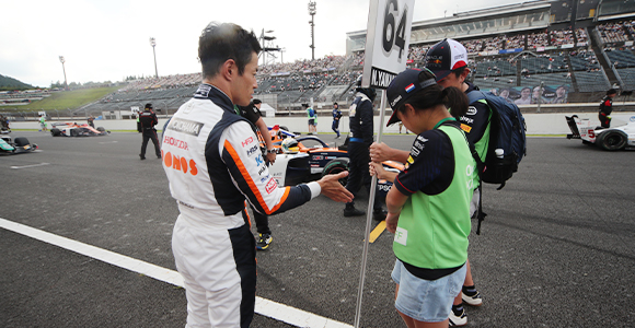 小学生くらいの子供がレースのお手伝いをしているよ？