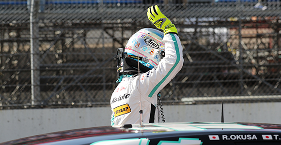 レース中に一生懸命推しのドライバーグッズで応援しているけど、ドライバー達は見えているのかな？