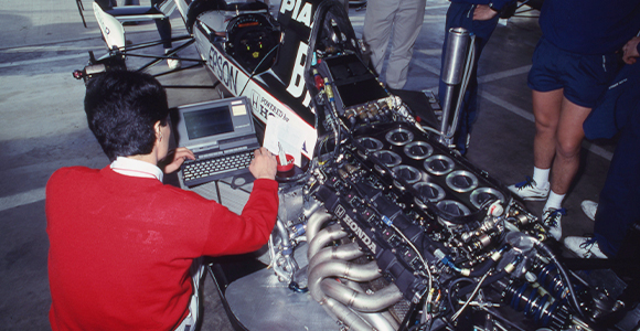 なぜレーシングカーは、暖機運転が必要なの？