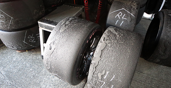 タイヤのゴムを一生懸命削っている人がいるよ？